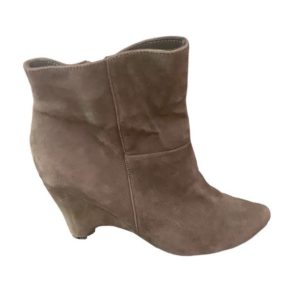 ME TOO Gray Suede Leather 3" Wedge Side Zip Bootie 7 - Picture 1 of 8